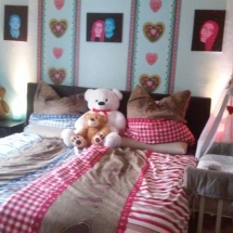 Beistellbett an das Elternbett Baby im Elternbett