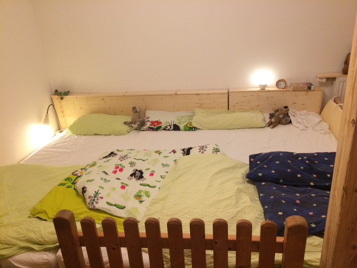 Featured image of post Rausfallschutz Familienbett Bauen So einfach kannst du einen rausfallschutz bauen und mit deinem babys