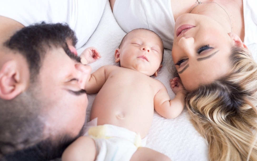Baby im Elternbett: Sicher schlafen im Familienbett